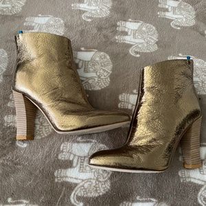 Sarah Jessica Parker gold boots